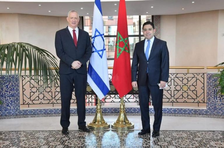 جانتس مع وزير الخارجية المغربي ناصر بوريطة علما المغرب وإسرائيل