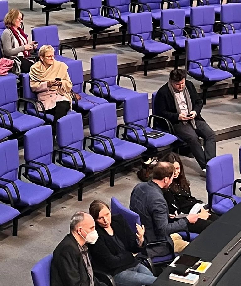 مستشار ألمانيا شولتز وخلفه نائبه بملابس ثقيلة