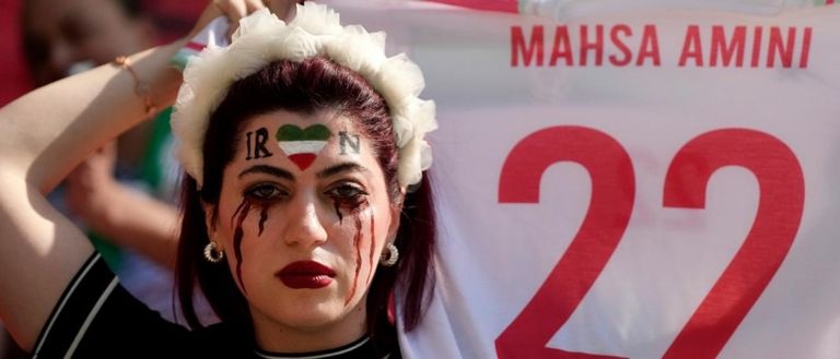 إيرانية تبكي في مدرجات ملعب المبارات بين إيران وويلز