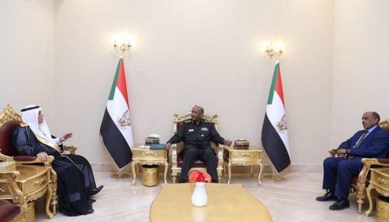 البرهان خلال استقبال سفير السعودية في السودان