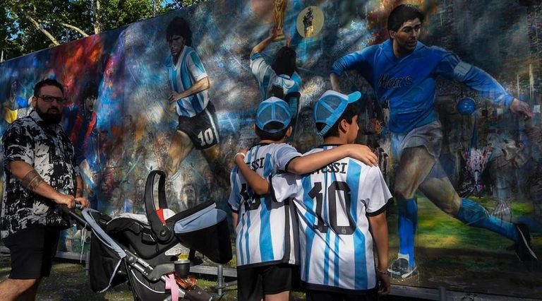 مارادونا أسطورة منتخب الأرجنتين يحمل كأس العالم