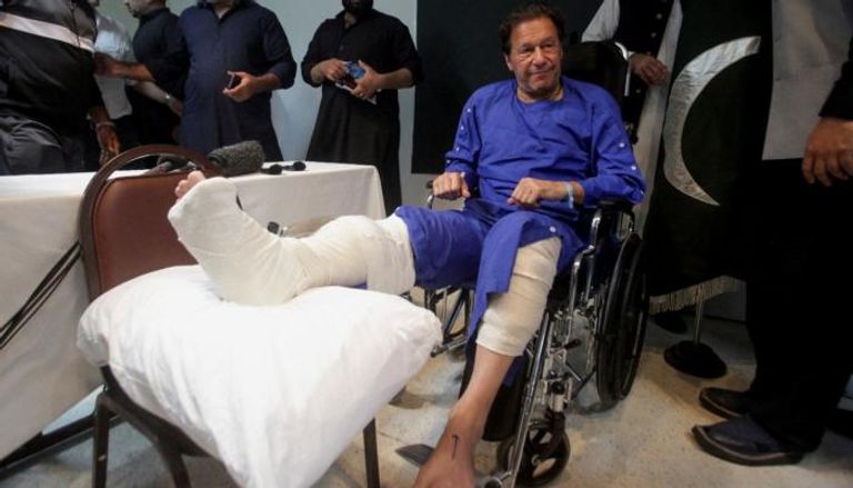عمران خان يضع قدمه في جبيرة بعد تعرضه لمحاولة اغتيال