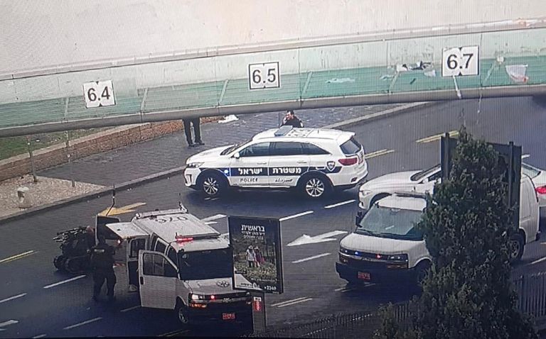 عناصر الشرطة الإسرائيلية بموقع القنبلة