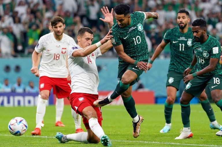 جانب من مباراة السعودية وبولندا جانب من مباراة السعودية وبولندا