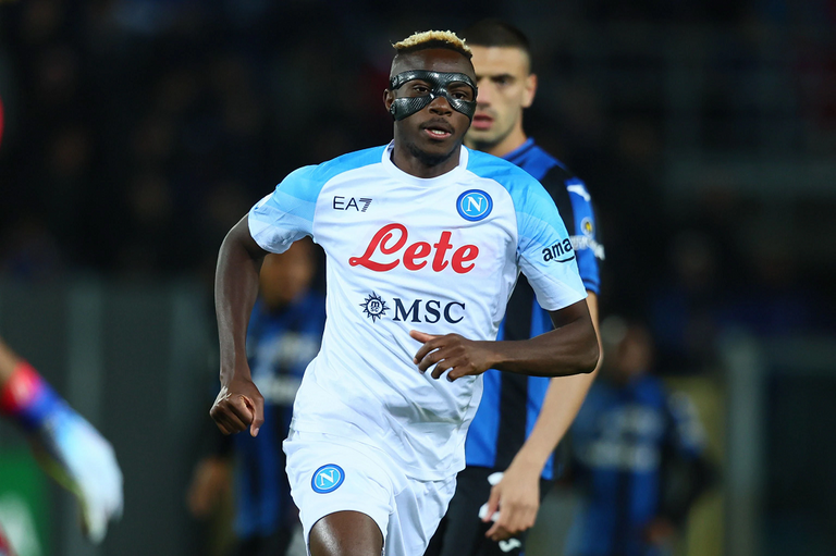 النيجيري فيكتور أوسيمين مهاجم نابولي الإيطالي 