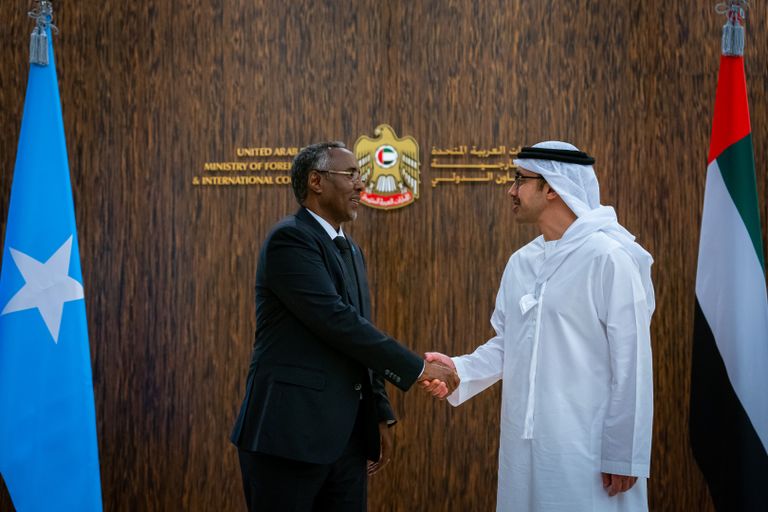 الشيخ عبدالله بن زايد آل نهيان خلال لقائه نظيره المالديفي