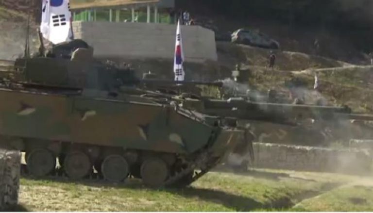 دبابة ترفع علم كوريا الجنوبية 