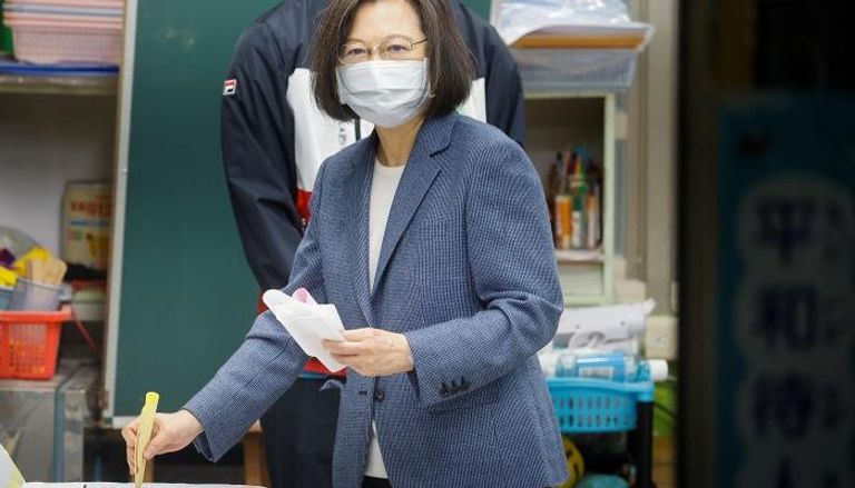 رئيسة تايوان خلال إدلائها بصوتها في الانتخابات المحلية