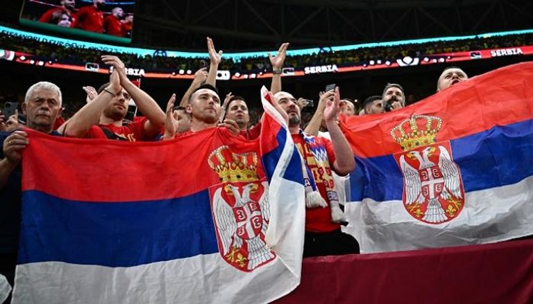مشجعو صربيا في قطر يحملون علم بلادهم