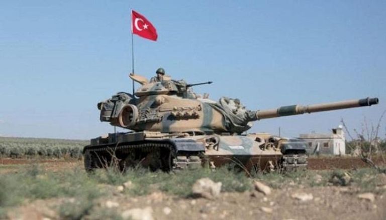 دبابة تركية في قاعدة بشمال سوريا