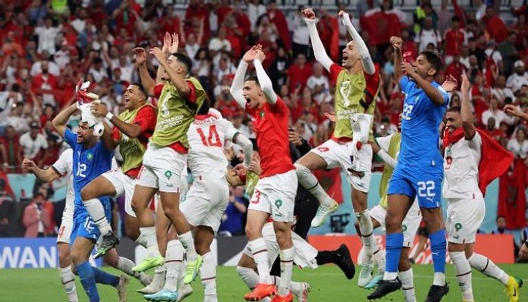 منتخب المغرب يحتفل بالفوز على بلجيكا