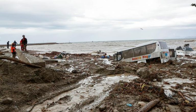 عاصفة وانهيارات أرضية ضربت جزيرة إيشيا 