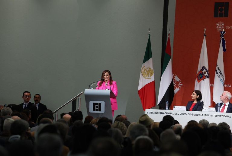 المكسيك ترفع علم الإمارات احتفاء بالشارقة