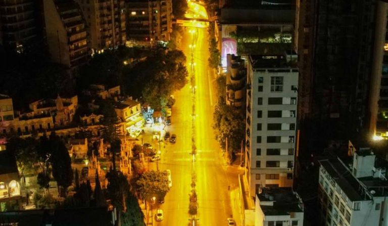 شباب لبنانيون يتولون تأمين شوارع بيروت ليلا
