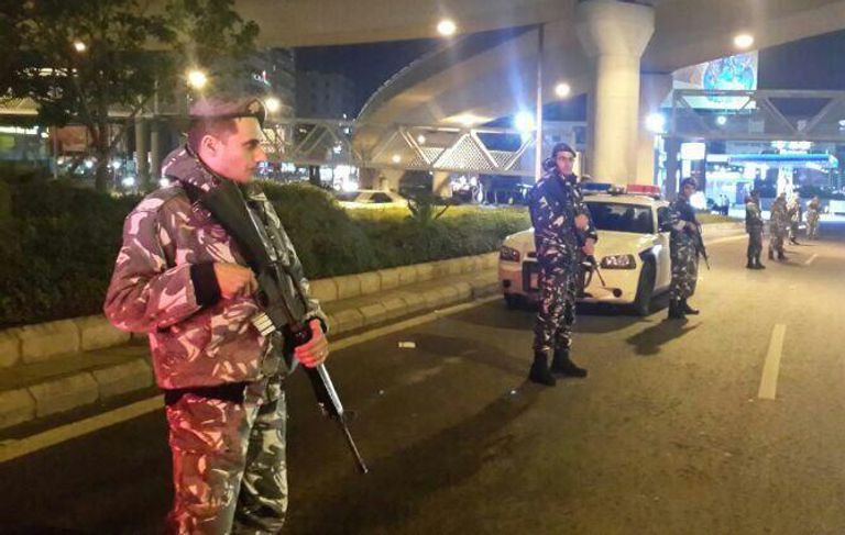 شباب لبنانيون يتولون تأمين شوارع بيروت ليلا