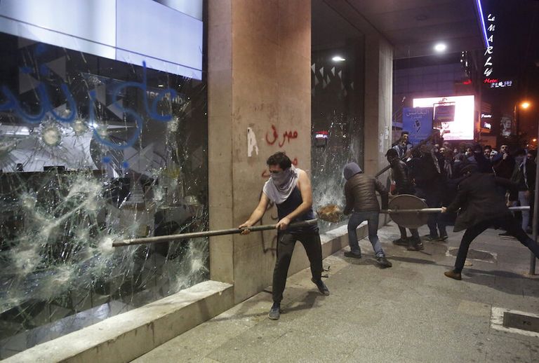 شباب لبنانيون يتولون تأمين شوارع بيروت ليلا