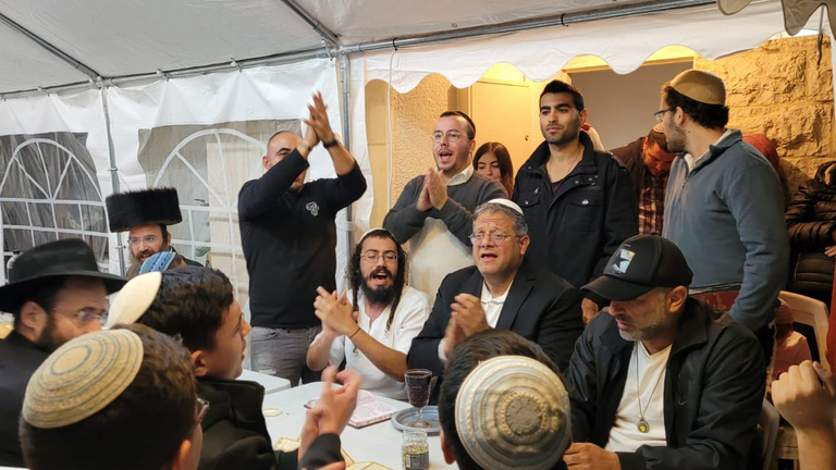 بن غفير مع أتباعه في الخليل- أرشيفية إيتمار بن غفير - أرشيفية