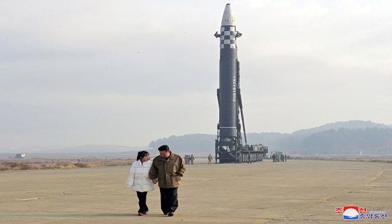 زعيم كوريا الشمالية كيم جونغ أون يبتعد مع ابنته عن صاروخ عابر للقارات