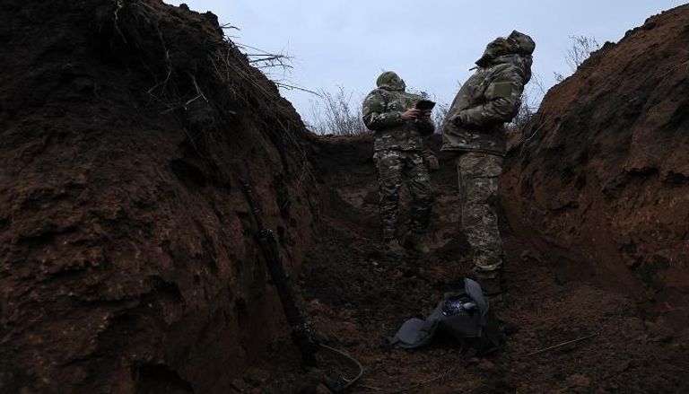 جنديان أوكرانيان يجربان طائرة بدون طيار - رويترز
