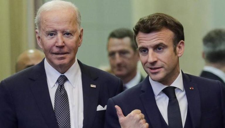 الرئيس الفرنسي إيمانويل ماكرون ونظيره الأمريكي جو بايدن
