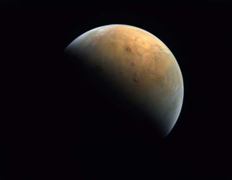 حوار أبوظبي للفضاء 2022