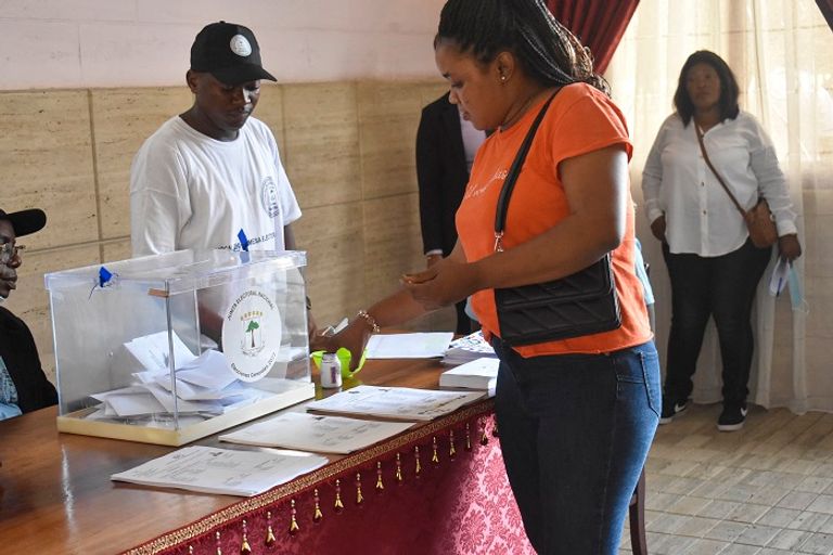 ناخبة تدلي بصوتها في الانتخابات الرئاسية بغينيا الاستوائية