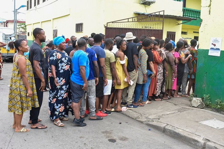 ناخبون يصطفون خارج مركز للاقتراع في الانتخابات الرئاسية بغينيا الاستوائية