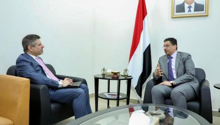 جانب من مباحثات وزير الخارجية اليمني مع السفير الأمريكي