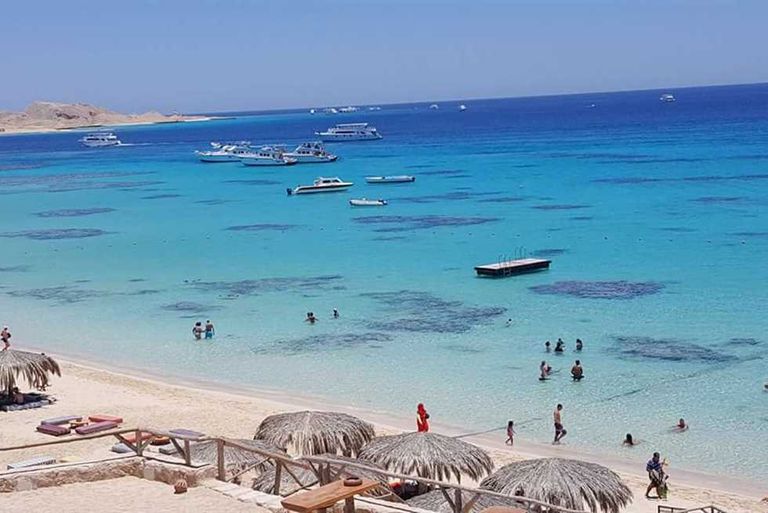 شاطئ محمية جزيرة الجفتون أجمل شواطئ الغردقة 7 من أجمل شواطئ الغردقة لؤلؤة البحر الأحمر