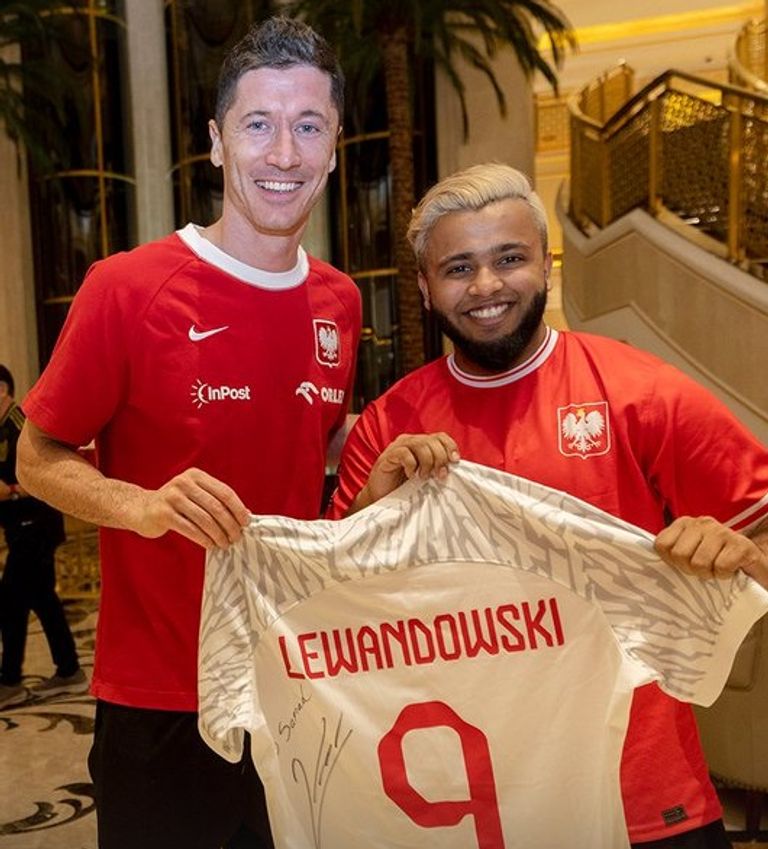 ليفاندوفسكي مع المشجع السعودي