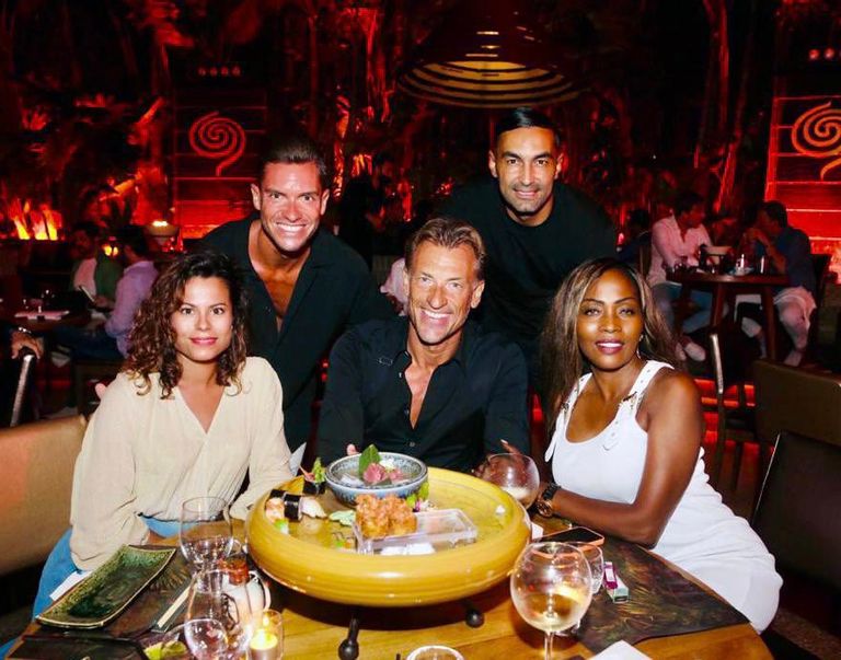 رينارد مع زوجته هيرفي رينار مدرب المنتخب السعودي