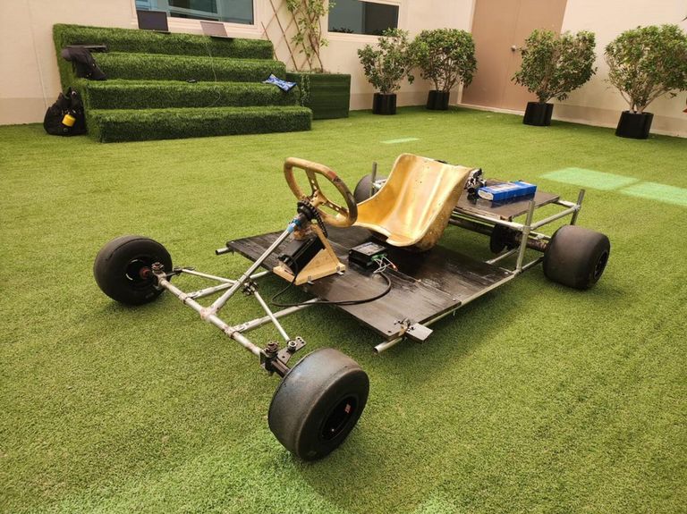 طلاب أكاديمية دبي الدولية مع نسختهم المبتكرة من المستكشف راشد الإماراتي