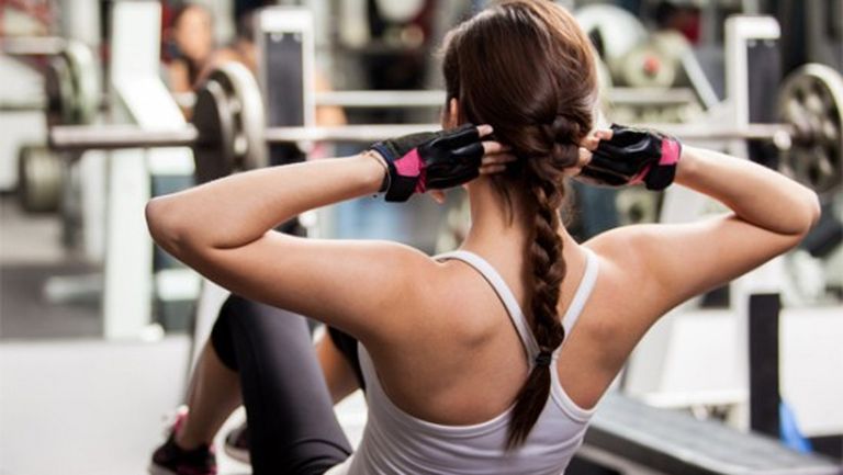 شخص يتمرن داخل صالة رياضية - أرشيفية