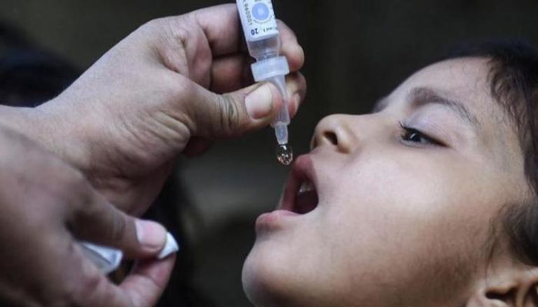 طفل يحصل على لقاح شلل الأطفال - أرشيفية