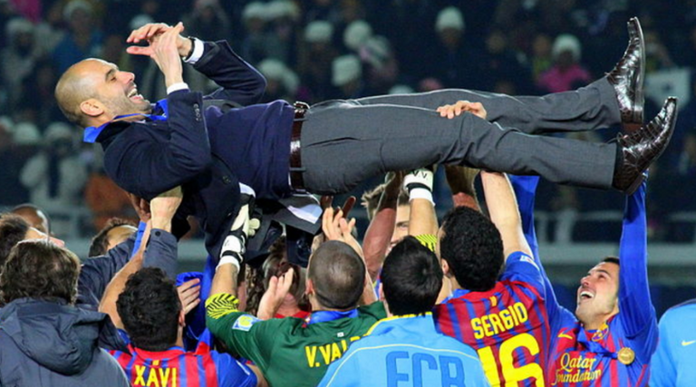 جوارديولا مدرب مانشستر سيتي مع فريقه الأسبق برشلونة بيب جوارديولا مدرب مانشستر سيتي