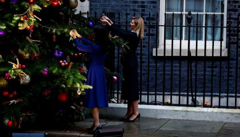 سيدة أوكرانيا لأولى وزوجة رئيس وزراء بريطانيا أمام شجرة عيد الميلاد