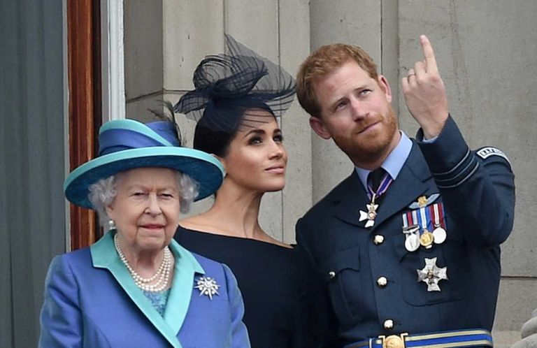 الأمير هاري يتوسط الملكة الراحلة إليزابيث وزوجته ميجان