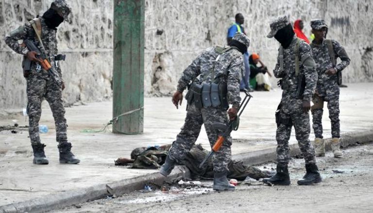 عناصر من الجيش الصومالي تنظر لجثة مسلح من الشباب