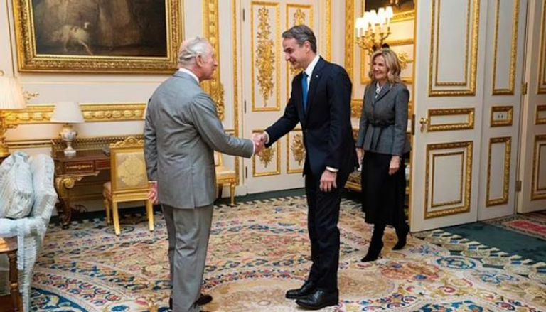 الملك تشارلز لدى استقباله رئيس الوزراء اليوناني