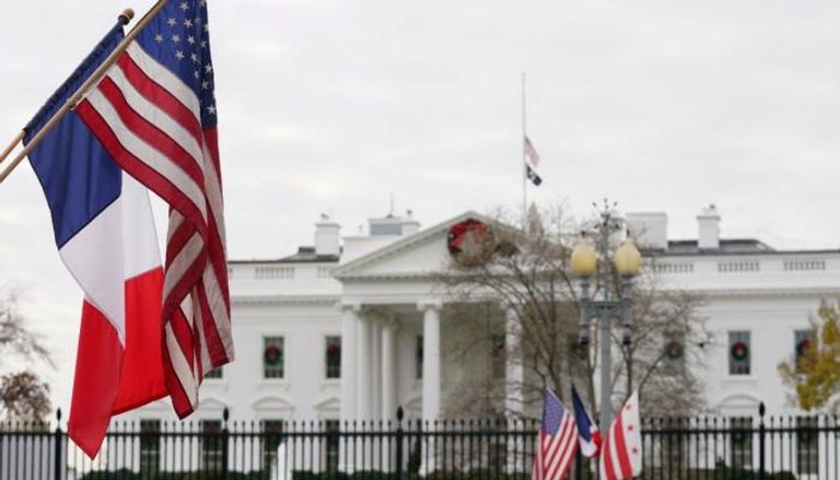 العلم الفرنسي أمام البيت الأبيض بواشنطن