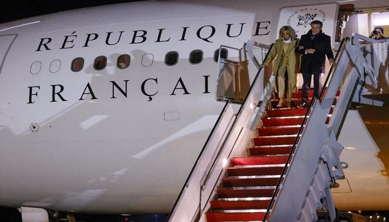 الرئيس الفرنسي وزوجته يصلان إلى أمريكا - أ.ف.ب