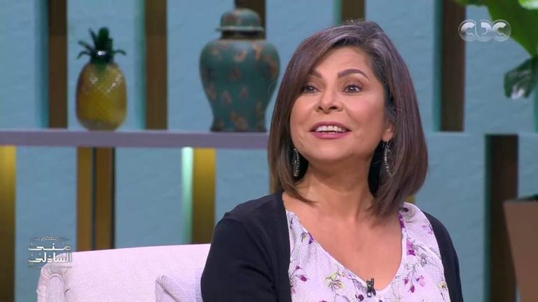 رجل يقف أمام كاميرا