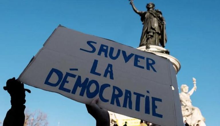 لوحة تنادي بإنقاذ الديمقراطية في إحدى الدول الأوروبية- صورة تعبيرية