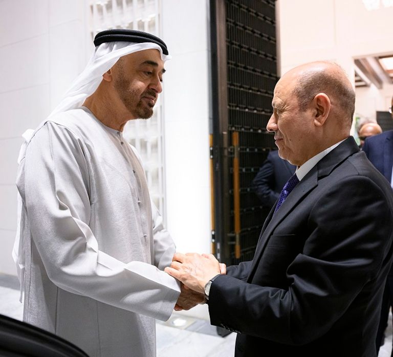 الشيخ محمد بن زايد آل نهيان مع رئيس مجلس القيادة اليمني الشيخ محمد بن زايد آل نهيان مع رئيس مجلس القيادة اليمني