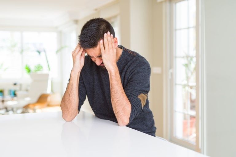 سيدة تعاني من ألم السكتة الدماغية - أرشيفية