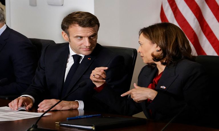 ماكرون متحدثا لهاريس في مقر ناسا - الفرنسية