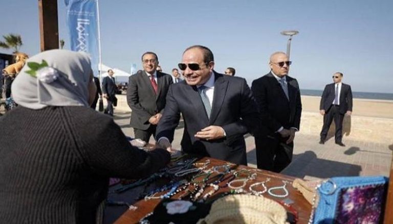 الرئيس المصري عبدالفتاح السيسي خلال لقائه بالفتاة الكفيفة