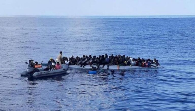 لاجئون على متن قارب مطاطي قبالة السواحل الليبية