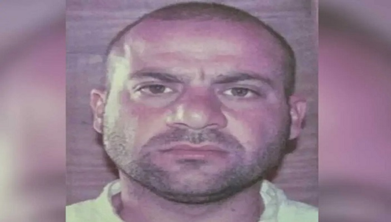 أحد عناصر داعش يحمل راية التنظيم - أرشيفية