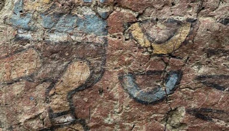 علماء الآثار يعثرون على لوحة جدارية قديمة في بيرو
